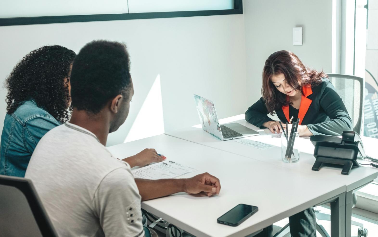 Účastníci diskutují při workshopu o vedení týmů