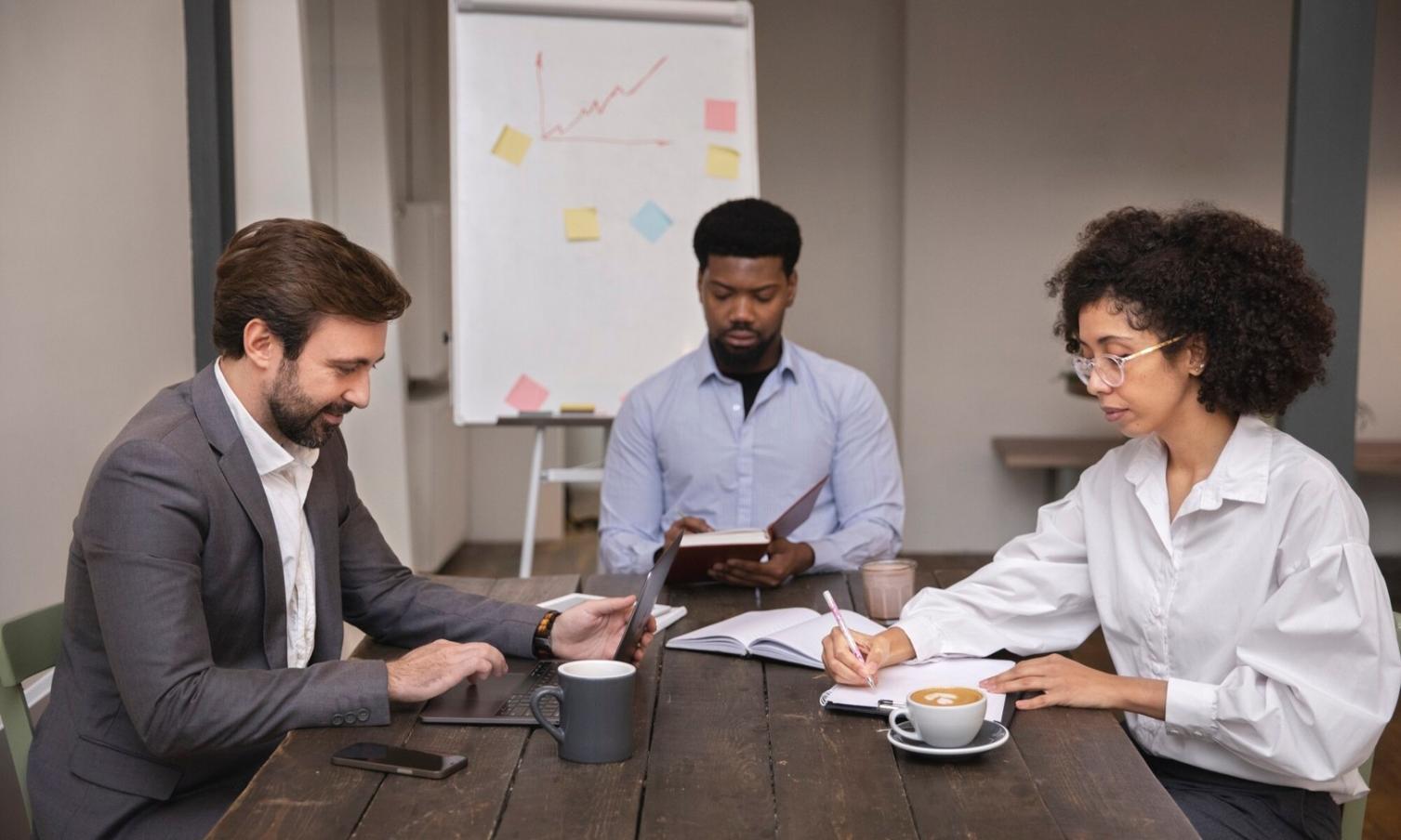 Týmová práce v akci během interaktivního programu rozvoje spolupráce